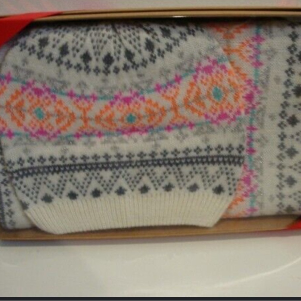 Women AMERICAN EAGLES OUTFITTERS ~ Winter Knit Infinity Scarf and Hat Set.